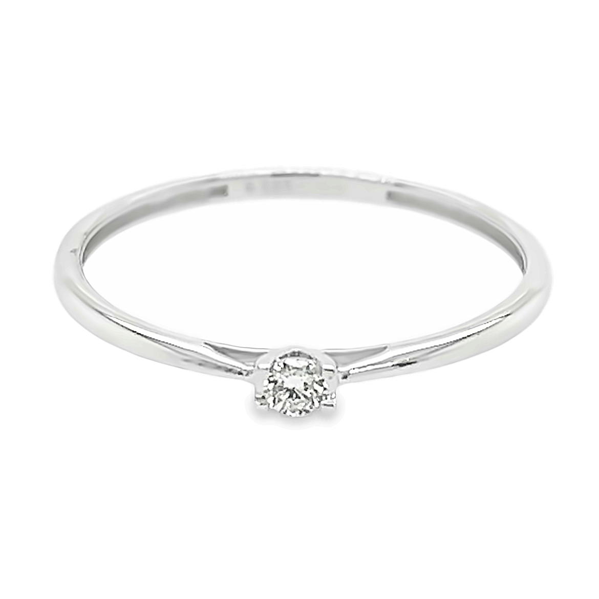 Deze witgouden solitair ring heeft een werkelijk schitterende uitstraling. De briljant geslepen diamant zorgt voor deze prachtige schittering. Het totaal karaat gewicht is 0,05 en de briljant is van mooie kwaliteit met zuiverheid SI1. Een witgouden ring met echte diamant is een van de mooiste combinaties, omdat de schittering van de diamant optimaal wit van kleur is. De diamant is gezet tussen vier zetpoten.