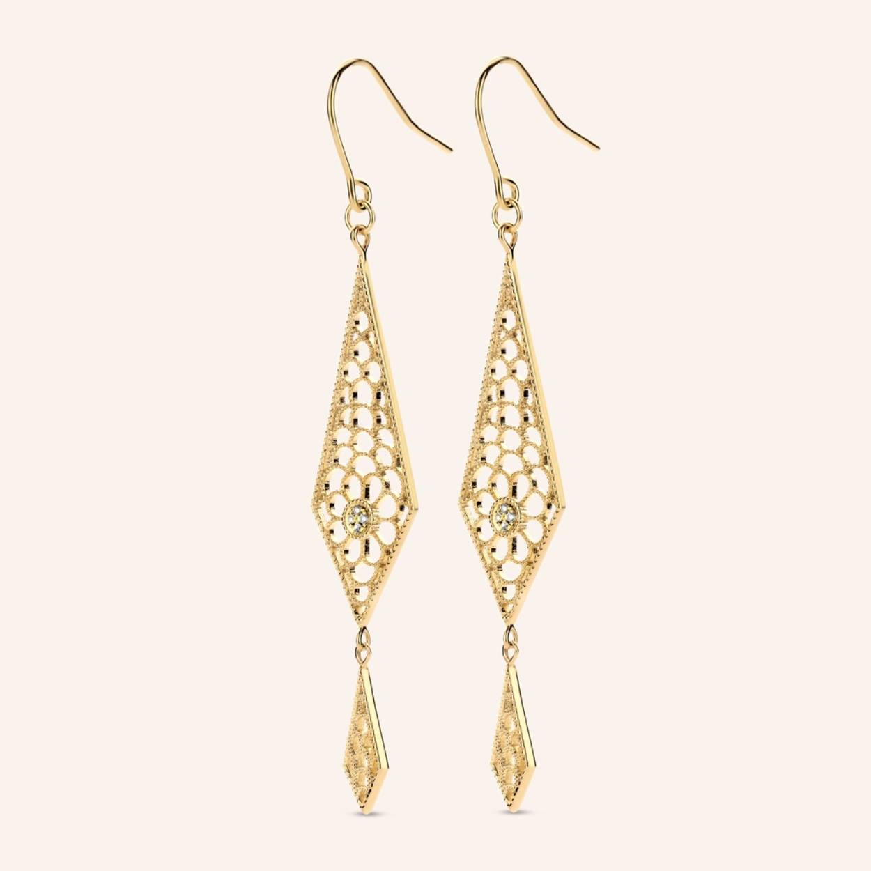 Nothing sparks more joy than life's surprising encounters. Our Miracle chandelier earrings with their oriental cut-out pattern, each handset with 4x white diamonds, make up a surprisingly enchanting mix of rich details and organic shapes.


Ref: M1910 | Earrings | 925 Sterling Silver | 43.00 mm long | White Diamond: 8pc