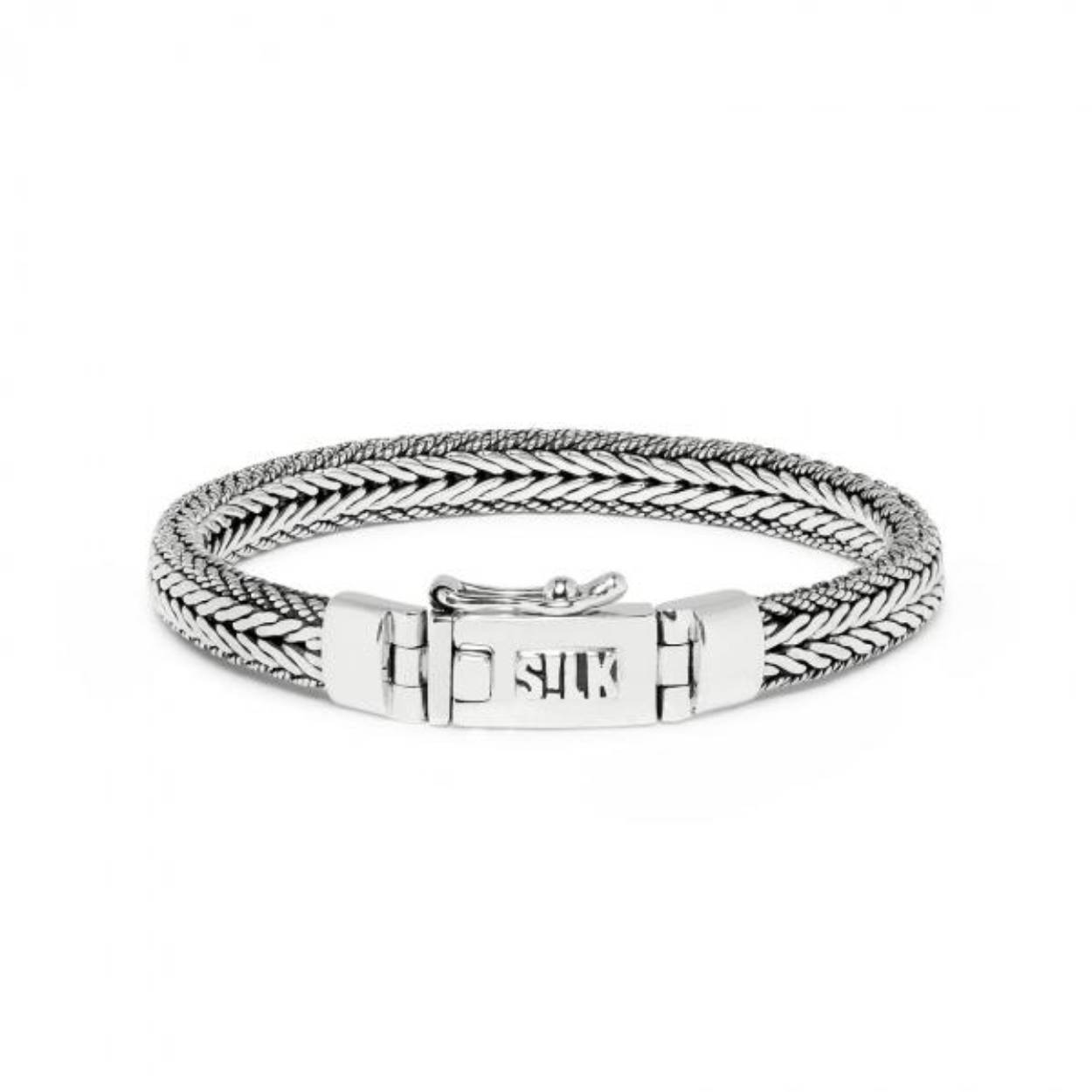 De 322 Alpha collection armband is een prachtig verfijnde armband. Er is een bijzondere vlechtstructuur in deze handgemaakte zilveren armband gebruikt. Dit maakt de armband tot een prachtig en opvallend geheel. De armband wordt in een mooie luxe geschenkverpakking verpakt. 