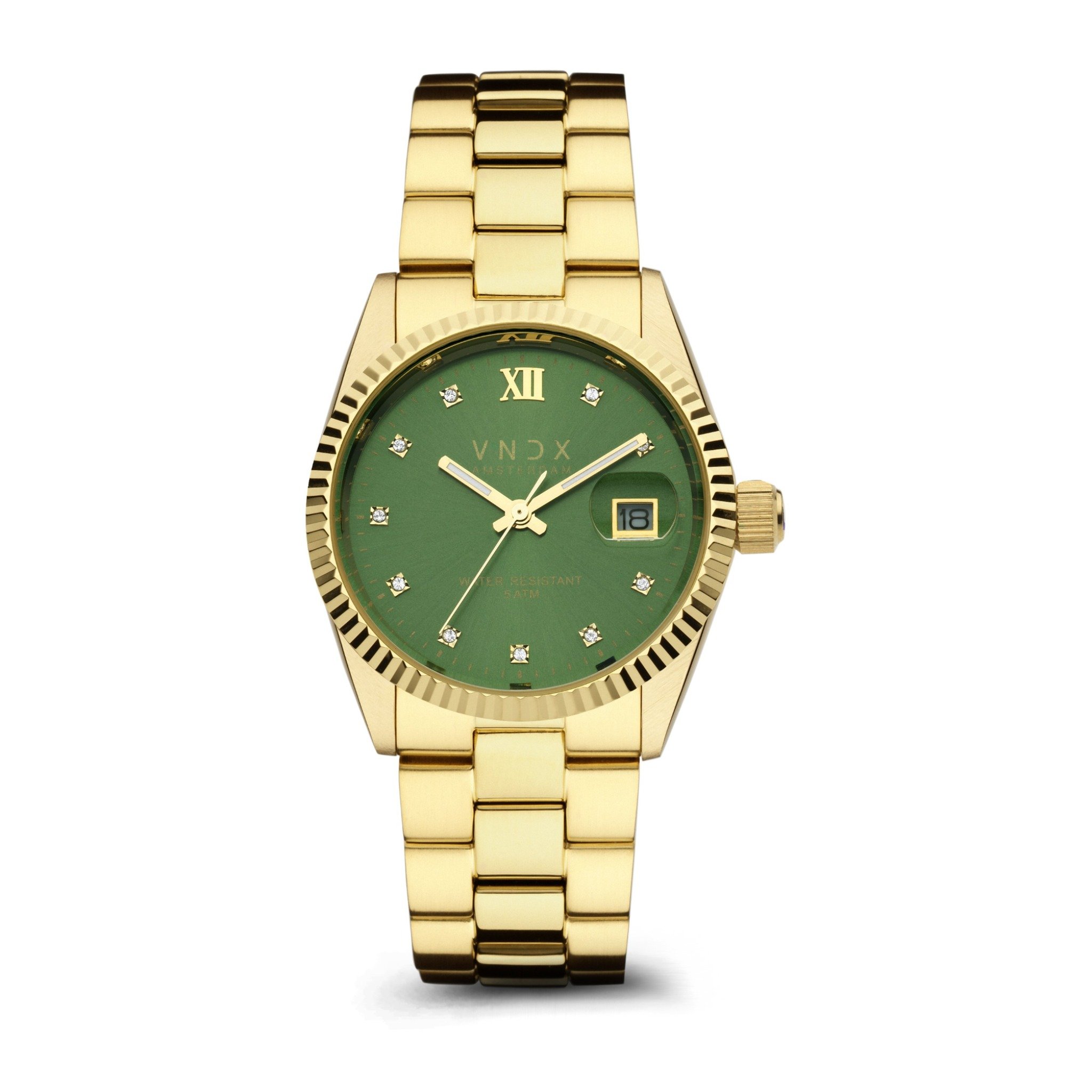 De Dare Devil Medium, het horloge dat tot in detail is gemaakt om perfect op je pols te vallen. De diameter van haar kast is 36 mm kwaliteit en daarmee de perfecte Medium. Met de gouden roestvrijstalen schakelband kun je de Dare Devil perfect aanpassen op jouw polsmaat, zo ben jij één met je horloge.

Haar elegante design zorgt ervoor dat je Dare Devil fungeert als een eyecatcher bij je outfit. Wanneer je haar van dichterbij ontdekt, zie je; “The Devil in the detail.” Haar sprankelende groene wijzerplaat is voorzien van een index met Swarovski steentjes. Zo ben jij een Dare Devil voorzien van de laatste trends. 

Ben jij een Dare Devil die houd van feestjes of nachtelijke avonturen, ook dan zal de Dare Devil het perfecte horloge voor je zijn. Jouw Dare Devil is voorzien van lichtgevende wijzers, die zorgen voor een “Glow in the dark” effect. Zo zorgt je Dare Devil ervoor dat jij Never too late bent!

Wees jezelf, Creer je eigen stijl en kies je eigen pad! Just be a Dare Devil, It’s Never Too Late!