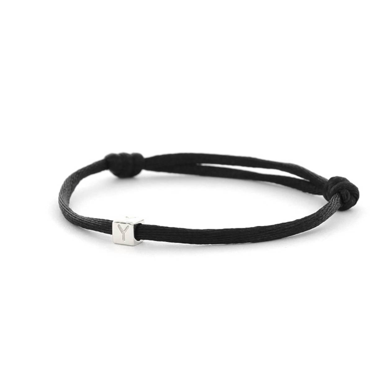 Imotionals heeft een leuk concept, namelijk de Silk Cords. Imotionals heeft zilveren en vergulde blokjes met letters die worden geleverd op een zwart satijnkoord.

Een letter sieraad zorgt ervoor dat je jouw look een persoonlijke touch kan geven. Kies voor je eigen letter of de letter van je beste vriendin, vriend, moeder of iemand anders die je dierbaar is.

Ook mega leuk om te geven als cadeautje. Get it before it's gone!