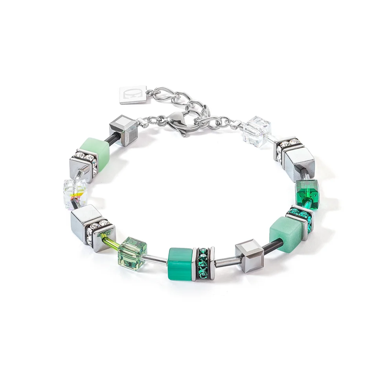 GeoCUBE® Iconische armband zilvergroen - elegantie ontmoet fris groen De GeoCUBE® Iconische armband zilvergroen brengt de frisheid van de natuur in een stijlvol ontwerp. Met zijn koele groene kleur en subtiele zilveren details is deze armband een veelzijdig accessoire dat perfect in je garderobe past. Of hij nu alleen wordt gedragen of in combinatie met de bijpassende ketting en oorbellen, deze armband voegt een moderne maar elegante touch toe aan elke look. Een must-have voor iedereen die de voorkeur geeft aan stijlvolle frisheid.