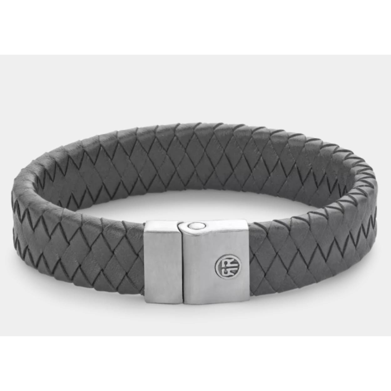 Deze Full Metal Premium armband van Rebel and Rose is een leren armband van 15 mm breed met een sluiting van edelstaal. Het R&R logo is in 3D op de sluiting aangebracht. De unieke (PSR*) sluiting bestaat uit twee delen die perfect in elkaar vallen, zonder dat daar hulpmiddelen als magneten voor nodig zijn. Het leer is met veel zorg en vakmanschap handmatig gelooid en gevlochten door de ambachtslieden van Rebel and Rose.