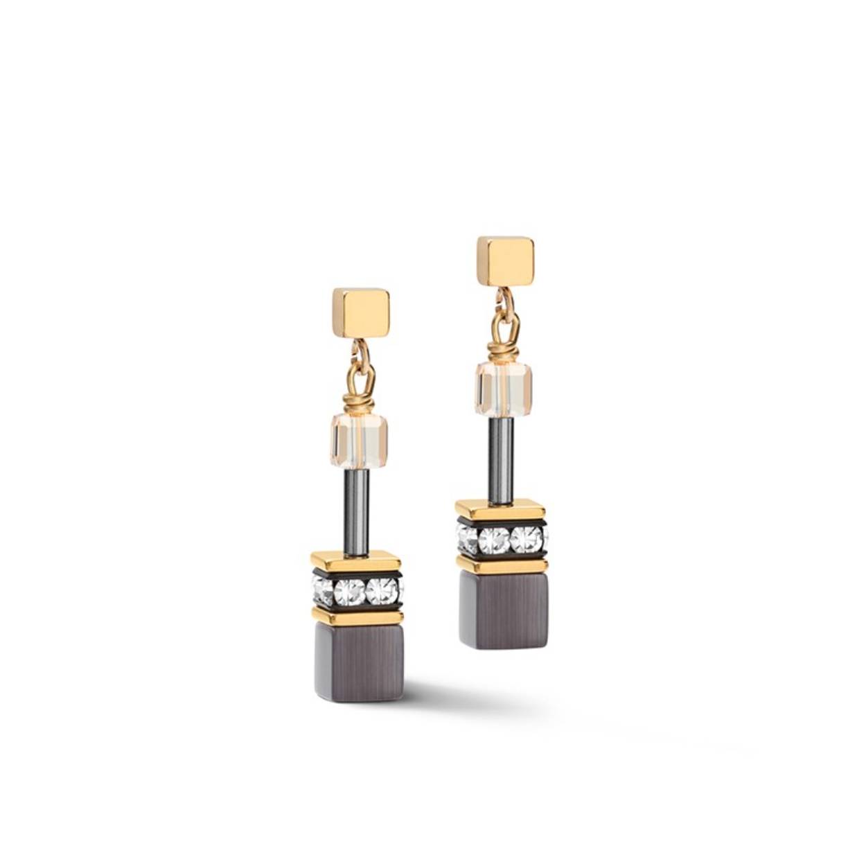 Oorbellen van goudkleurig roestvrij staal met synthetisch tijgeroog, Swarovski® kristallen, strass rondellen, roestvrij staal goudkleurig en zilverkleurig in het bekende GeoCUBE® design voor een eyecatching, glamorous look.

Lengte van de oorbellen zijn 3 cm, dikte van de blokjes 0,6 cm. 

