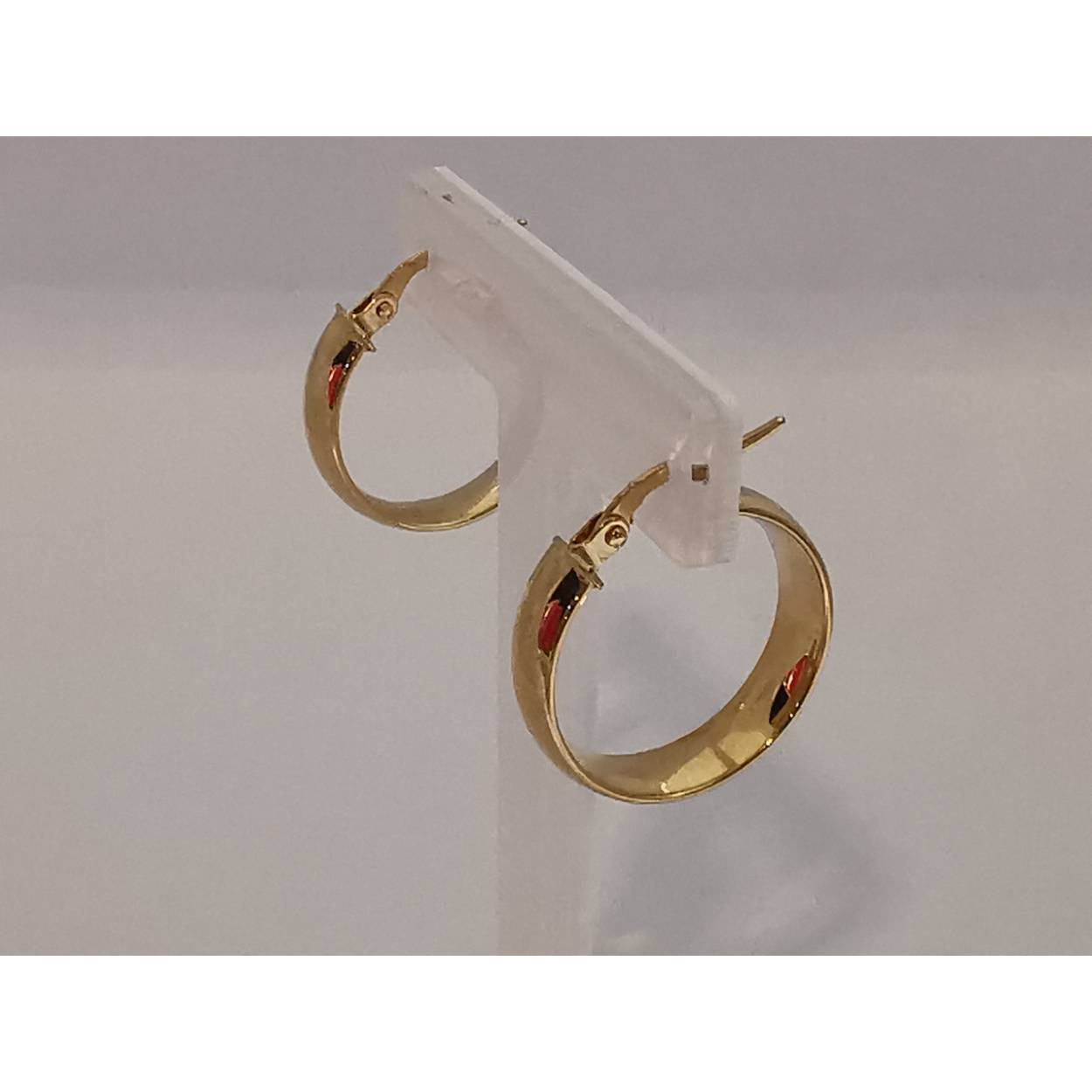 14 karaat geel gouden oorringen, dikte van de oorring is 5MM.