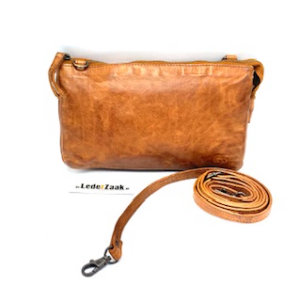 Uma Leren Schoudertas Dames – Beardesign (Cow Lavato)
Op zoek naar een compacte leren damestas die ook als grote portemonnee gebruikt kan worden? De Uma schoudertas van Beardesign is een slimme en stijlvolle keuze. Gemaakt van soepel en duurzaam echt leer uit de Cow Lavato-serie, biedt deze tas alles wat je nodig hebt voor onderweg.

Deze leren schoudertas voor dames is voorzien van:

3 handige compartimenten met ritssluiting (waarvan 1 met extra rits)
2 hoofdvakken en 2 insteekvakken met ruimte voor 8 pasjes of bankkaarten
Een afneembare en verstelbare schouderriem – draag als crossbody, clutch of portemonnee
Perfect formaat voor telefoon, sleutels, pasjes en contant geld
Afmetingen:
13 cm (hoogte) x 22 cm (breedte) x 6 cm (diepte)

Waarom kiezen voor deze leren damestas?
✔️ Gemaakt van hoogwaardig leer
✔️ Functioneel én stijlvol
✔️ Geschikt als schoudertas én portemonnee
✔️ Ideaal voor dagelijks gebruik of op reis