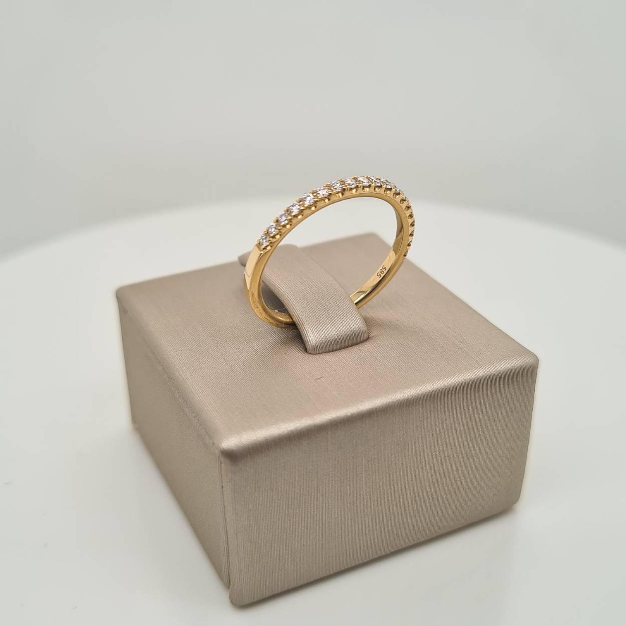 Prachtige 14krt gouden ring met diamanten 19-0,19crt G Si.

Deze ring is maat 52 (16,5), heeft u interesse in een andere maat? Neem dan contact met ons op.