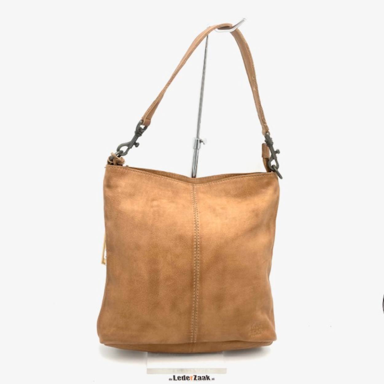 Zacht lederen schoudertas welke ook kort maar ook als cross body is te dragen. Deze damestas is voorzien aan de achterzijde van een handige rits. Onder de toprits zit een steekvak, 2 pennenvakken en een ritsvak. Deze damestas is gewoon multifunctioneel en geschikt voor iedere outfit.

Afmetingen:
Hoogte 26cm x breed 26cm x diep 9cm