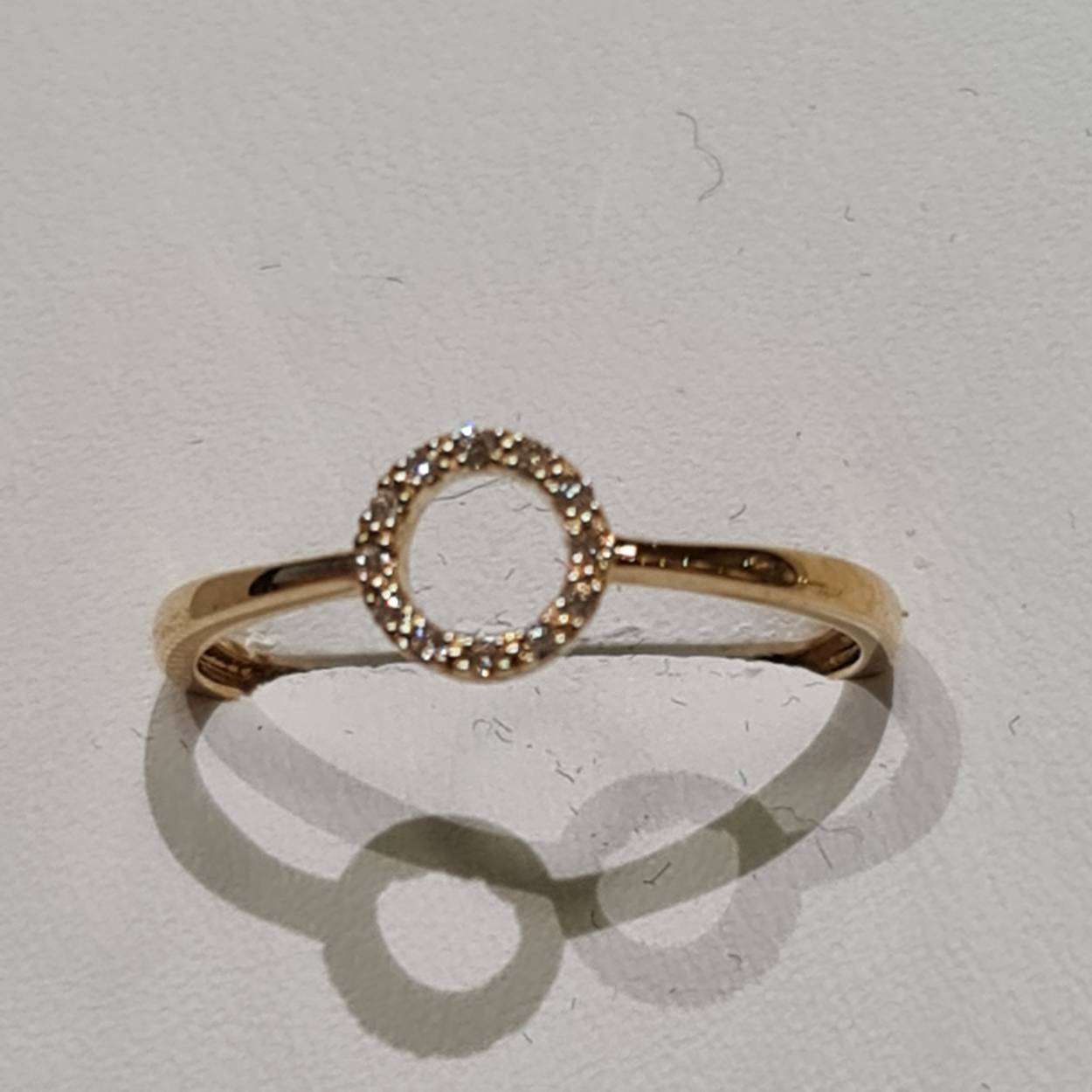 Ring rond open met rondom briljant  0.04 ct.