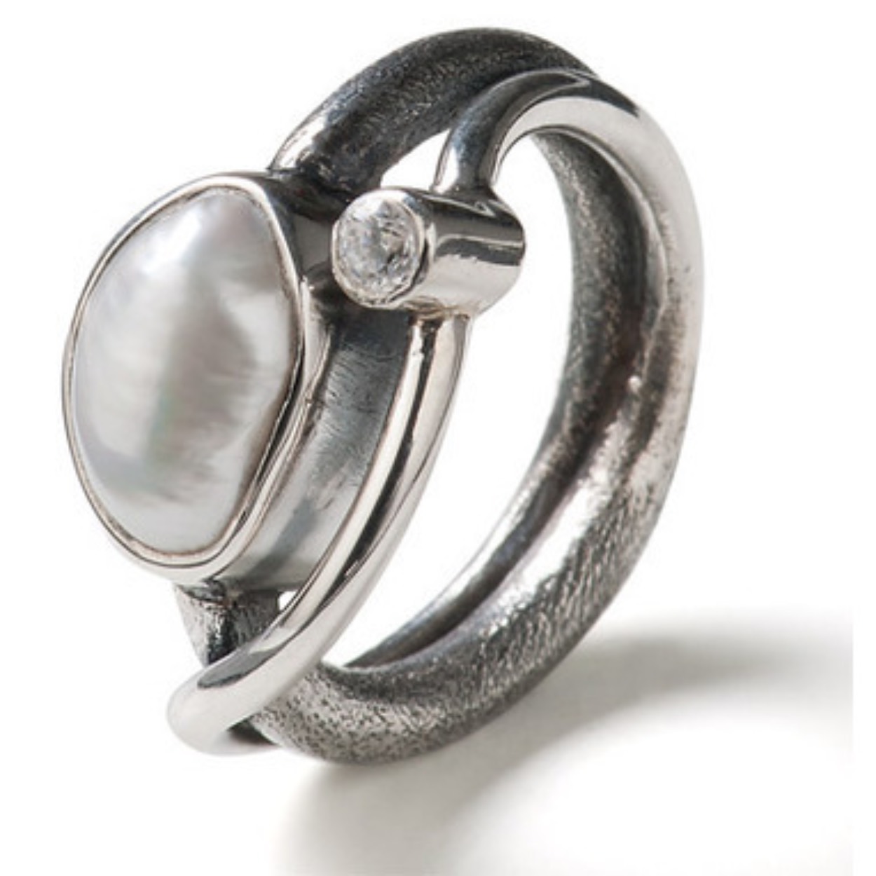 Rabinovich zilveren ring met parel en een  geoxideerde afwerking. De ring is extra aangekleed met een witte parel en witte zirkonia. Bent u op zoek naar een uniek produkt dan zit u bij Rabinovich goed. Combineer de ring met andere sieraden uit de Rabinovich collectie. Rabinovich sieraden kenmerken zich door de prachtige eenvoudige en stijlvolle ontwerpen. Rabinovich is een klassiek en persoonlijk Deens sieradenmerk en onderscheidt zich door gebruik te maken van echte edelstenen in combinatie met zilver, verguld zilver en zilver met gouden elementen. Daarbij wordt er gebruik gemaakt van strakke en ronde vormen en verschillende kleuren parels en stenen. Het zilver wordt op dusdanige manieren gebruikt dat het niet alleen de bekende glanzende zilverkleur heeft, er wordt ook veelvuldig gebruik gemaakt van geoxideerd zilver wat de prachtige vaak wat wat meer matte zwart zilveren kleur oplevert. De passie van Rabinovich? Dromen vastleggen, gedachten te grijpen en beide omzetten in mooie en vrouwelijke sieraden. Let op: Deze zuivere, natuurlijke materialen zijn volstrekt uniek. Ze verschillen in kleur en hebben unieke insluitsels en kenmerken waaraan hun ouderdom en natuurlijke schoonheid te zien zijn.