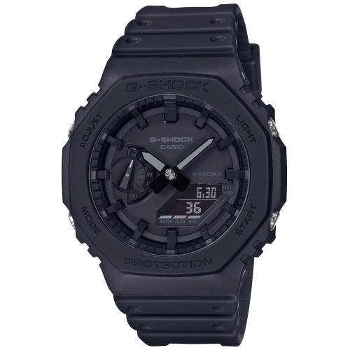 Deze stoere G-SHOCK is volledig zwart zonder gekleurde details.
Het merk G-SHOCK staat er om bekend dat de horloges een schokbestendige constructie hebben die beschermt tegen schokken en trillingen. 
Functies van dit horloge bevatten onder andere een Neo-display, wereldtijden, stopwatchfunctie (tot 24 uur), timer (tot 24 uur), 5 alarmen per dag, automatische kalender en 12/24-uurs weergave.
De wijzerplaat word beschermt door mineraalglas en het horloge loopt op een batterij. U kunt vrij duiken zonder scuba-uitrusting met dit horloge, hij is namelijk waterbestendig tot 20 bar.
De behuizing is van carbon-harsmix en de band bestaat uit resin.