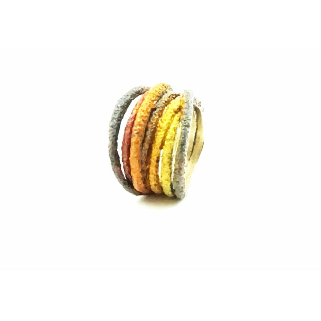 Handgemaakte ring in zilver met emaille.
