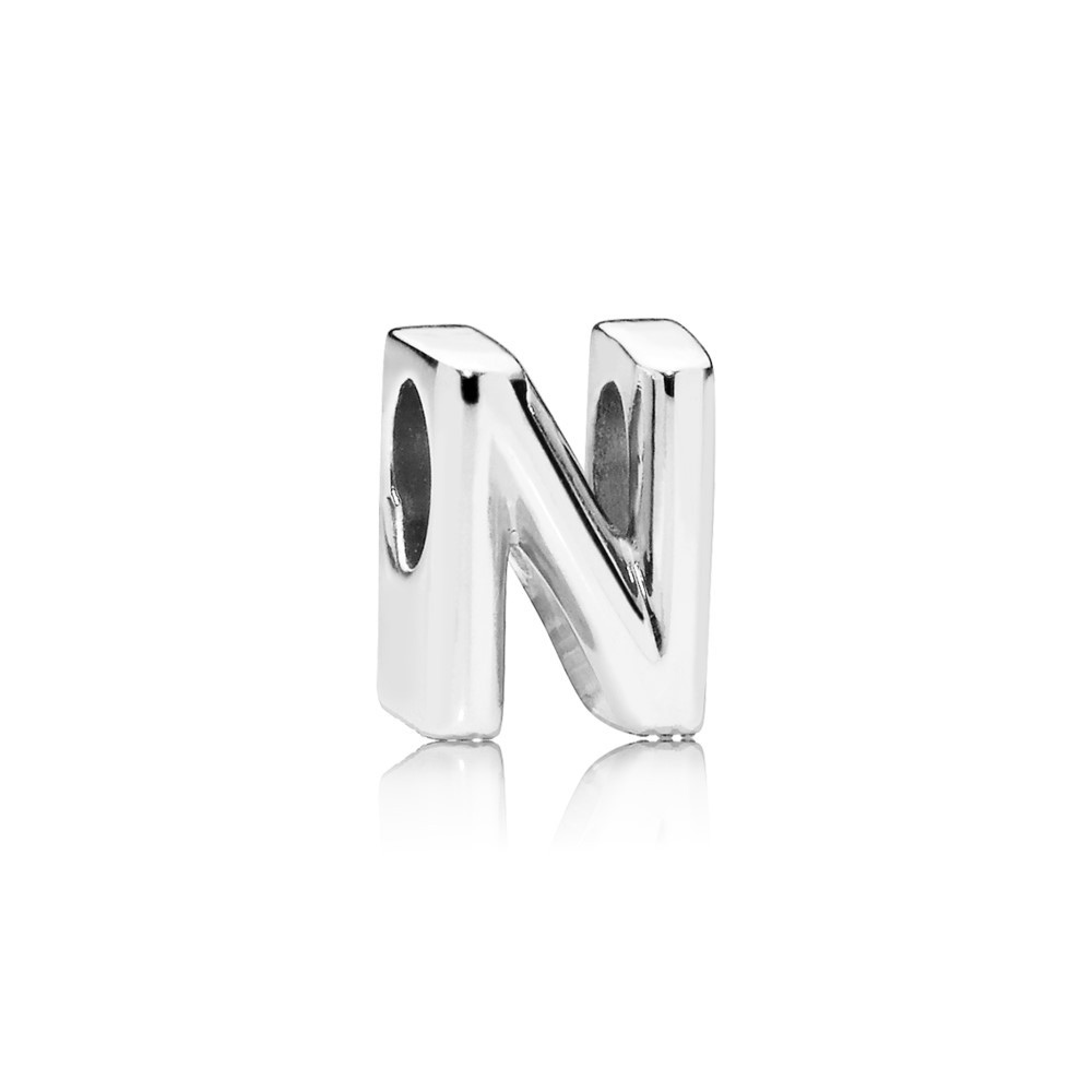 Vertel jouw verhaal met onze letterbedels waarmee je woorden kunt spellen die voor jou betekenisvol zijn. Versier je Pandora Moments-bedelarmband met belangrijke initialen of schrijf een persoonlijk bericht met de letter N. De omkeerbare bedel van sterlingzilver is aan de voorkant gepolijst en de achterkant is geaccentueerd met verhoogde harten en kraaltjes. Voeg de letter N toe aan je bedelcollectie of geef hem geschenk aan iemand die een speciale connectie heeft met deze letter.