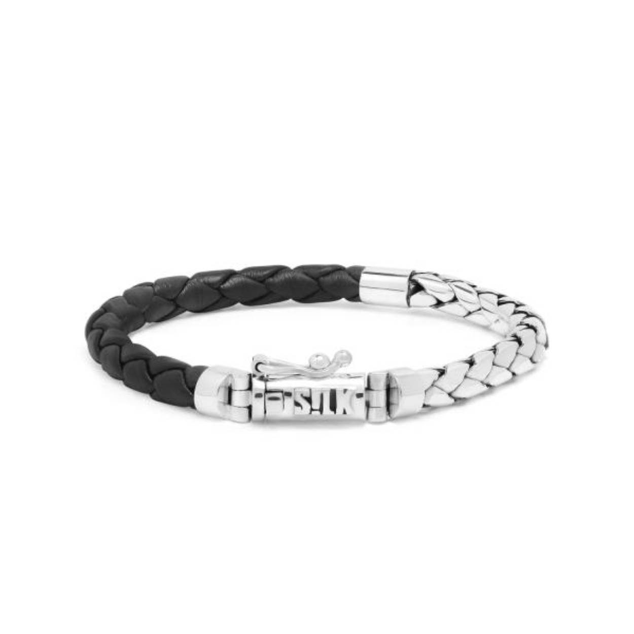Ontdek de stoere uitstraling van deze ronde armband, vakkundig vervaardigd uit sterling zilver en hoogwaardig gevlochten lamsleer. Het unieke ontwerp combineert een ronde vlechtstructuur met een zwarte gevlochten lederen armband, waardoor het een veelzijdige keuze is voor zowel dames als heren. Mix en match deze armband met andere handgemaakte sterling zilveren banden om je eigen speelse look te creëren. Verpakt in een luxe geschenkverpakking, is deze armband niet alleen een stijlvolle toevoeging aan je collectie, maar ook een prachtig cadeau voor speciale gelegenheden.