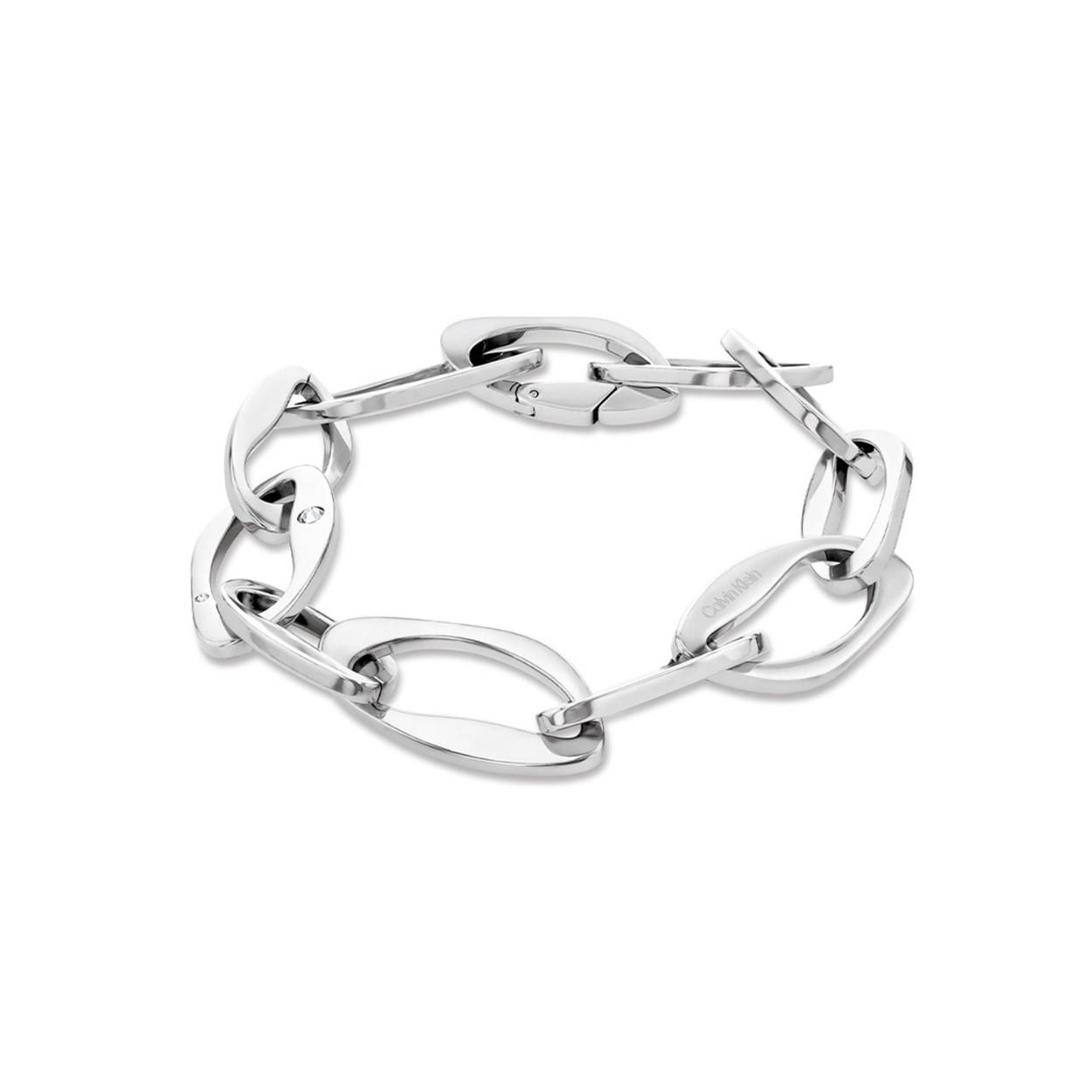 Calvin Klein CJ35000687 Dames Armband Staal
Deze stalen dames armband van Calvin Klein met nr CJ35000687 heeft een grove uitstraling. De zilverkleurige armband heeft grove sculpturale schakels en sluit met een karabijnsluiting. In het midden zit een kristal en de totale lengte is 17,5cm. Leuk te combineren met andere sieraden uit de serie van Calvin Klein.

OVER CALVIN KLEIN
Calvin Klein is een wereldwijd lifestylemerk dat gewaagde, vooruitstrevende idealen en een verleidelijke, vaak minimalistische, esthetiek nastreeft. Calvin Klein werd groot in de jaren 70 door haar mode- en merkjeans collecties. In de jaren 80 lanceerde Calvin Klein haar spraakmakende ondergoed dat uitdrukkelijk van logo ’s voorzien was. Vanwege het grote succes is het merk ook succesvol uitgerold in Accessoires, Parfums, Home, Brillen, Golf, Horloges en Sieraden.
Sinds de oprichting in 1968 door Calvin Klein, heeft het merk haar reputatie opgebouwd als leider in de Amerikaanse mode, dankzij een cleane esthetiek en innovatieve ontwerpen. Calvin Klein wil haar publiek verleiden en inspireren door middel van provocerende beelden en opvallende ontwerpen die prikkelen. 

SPECIFICATIES:
- Stalen dames armband
- Armband 17,5cm
- Zilverkleurig
- Glimmend