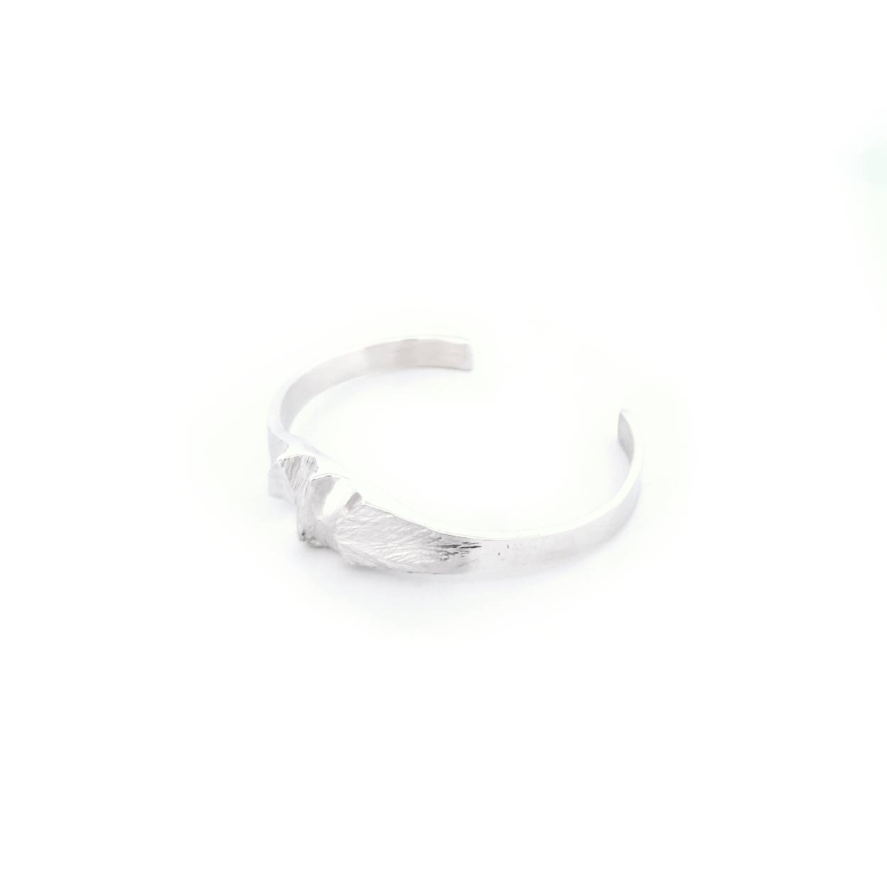 Deze armband uit onze Arctic collectie is onze favoriet.

Het ontwerp van de Arctic collectie is geïnspireerd op betoverende winterse landschappen. Je waant je in een sprookje van besneeuwde natuur, ijzige vlaktes en de mooiste structuren. De adembenemende schoonheid zie je terug in deze sieraden. Ruwe en glanzende details wisselen elkaar af en geven toch een warme en zachte uitstraling. De sieraden van de Arctic collectie maken we met de hand in ons eigen atelier.

Maak een afspraak en kom deze armband passen! Of bestel haar gelijk, dan sturen we deze mooi verpakt naar je toe.