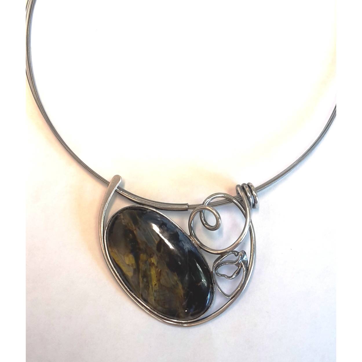 Buttner Schmuck handgemaakte sieraden in klein atelier uit de Harz, zilveren hanger met sodaliet met draadcollier, set.