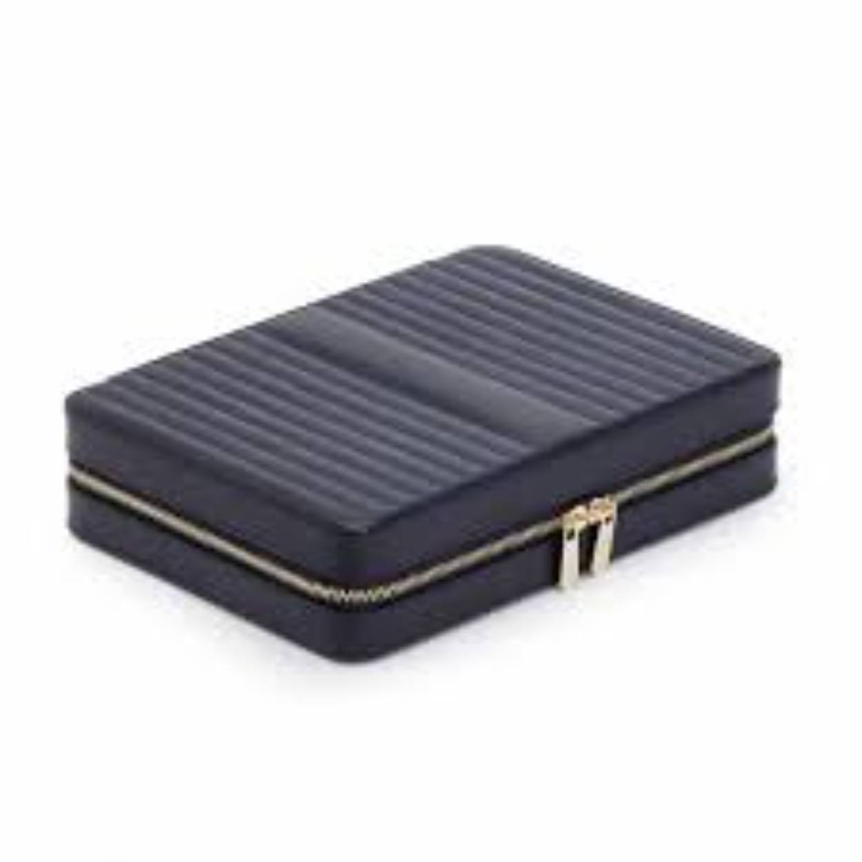 Deze prachtige mosterdgele sieraden Jewellery box biedt ruimte aan wel 30 ringen. Ook kunnen er aan de haken achter het spiegelgedeelte 6 colliers opgehangen worden. Achter spiegel zit tevens ook een ringenrol en een oorhangerrol. Verder zijn er nog enkele opbergvakken met opbergzakjes.
De etuis zijn bekleed met LusterLoc ™, dat tot 35 jaar oxidatie op sieraden voorkomt.