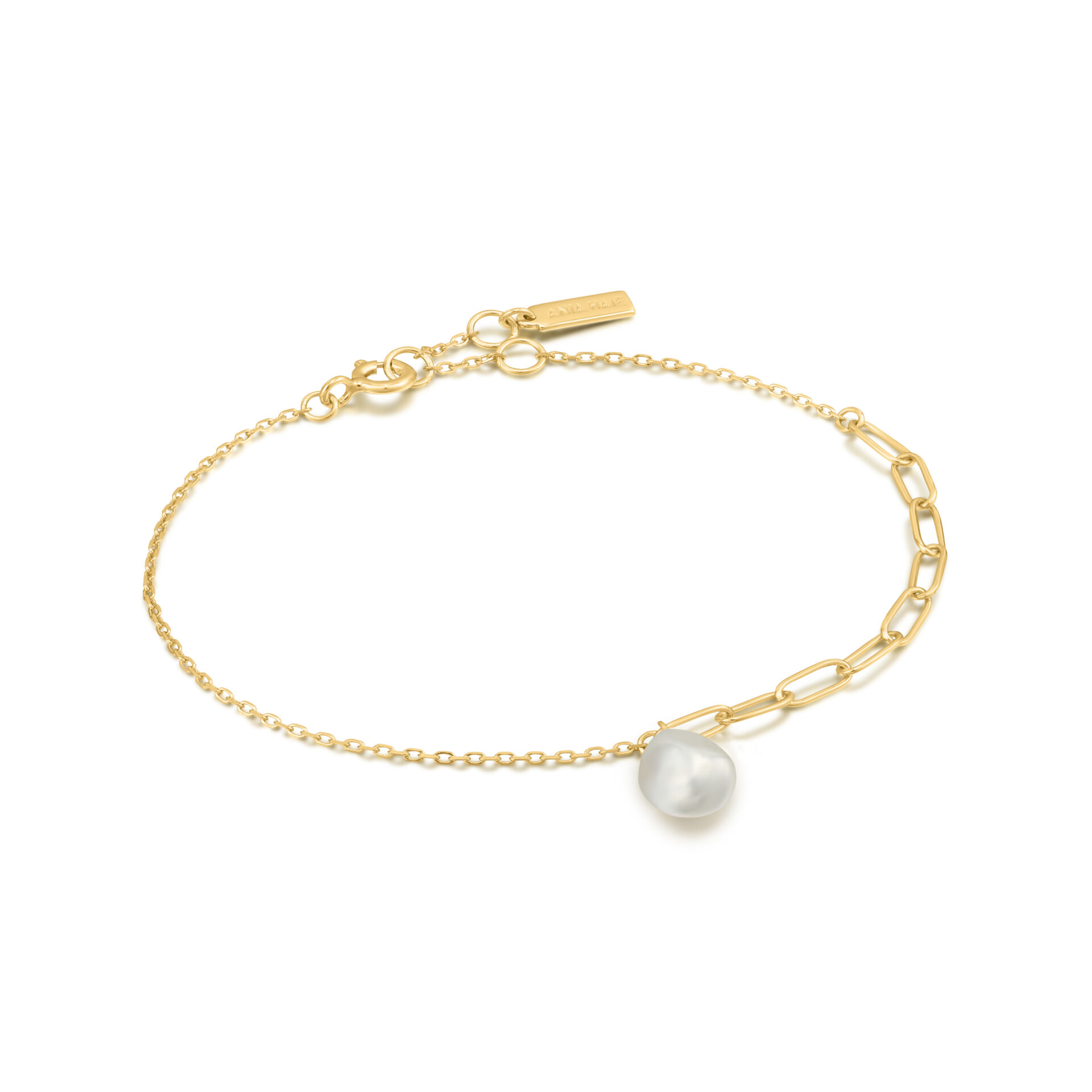 De tijdloze parel krijgt een opleving dankzij Ania Haie. Niet meer perfect rond, maar juist de imperfecte vorm van de parels maakt deze collectie hip. Maak een modern statement met de Pearl armband! Deze armband is de perfect om te combineren met de andere armbanden van Ania Haie.

– Pearl Chunky Bracelet
– Armband
– 925 zilver gerhodineerd of met gold plating
– 16,5- 18,5cm
– AH B019-02