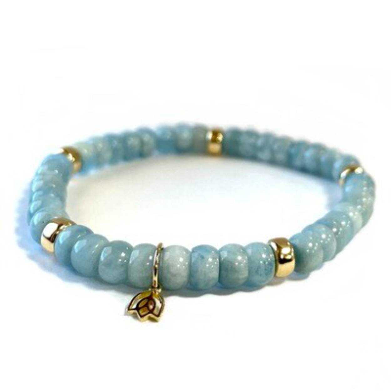 Y&G Aquamarijn

Edelstenen armband (6x4mm kralen) | Vijf 14kt gouden beads (6mm) & tulp logo

Onze armbanden hebben een luxe uitstraling, zijn perfect om solo te dragen, maar je kunt ze uiteraard ook combineren.