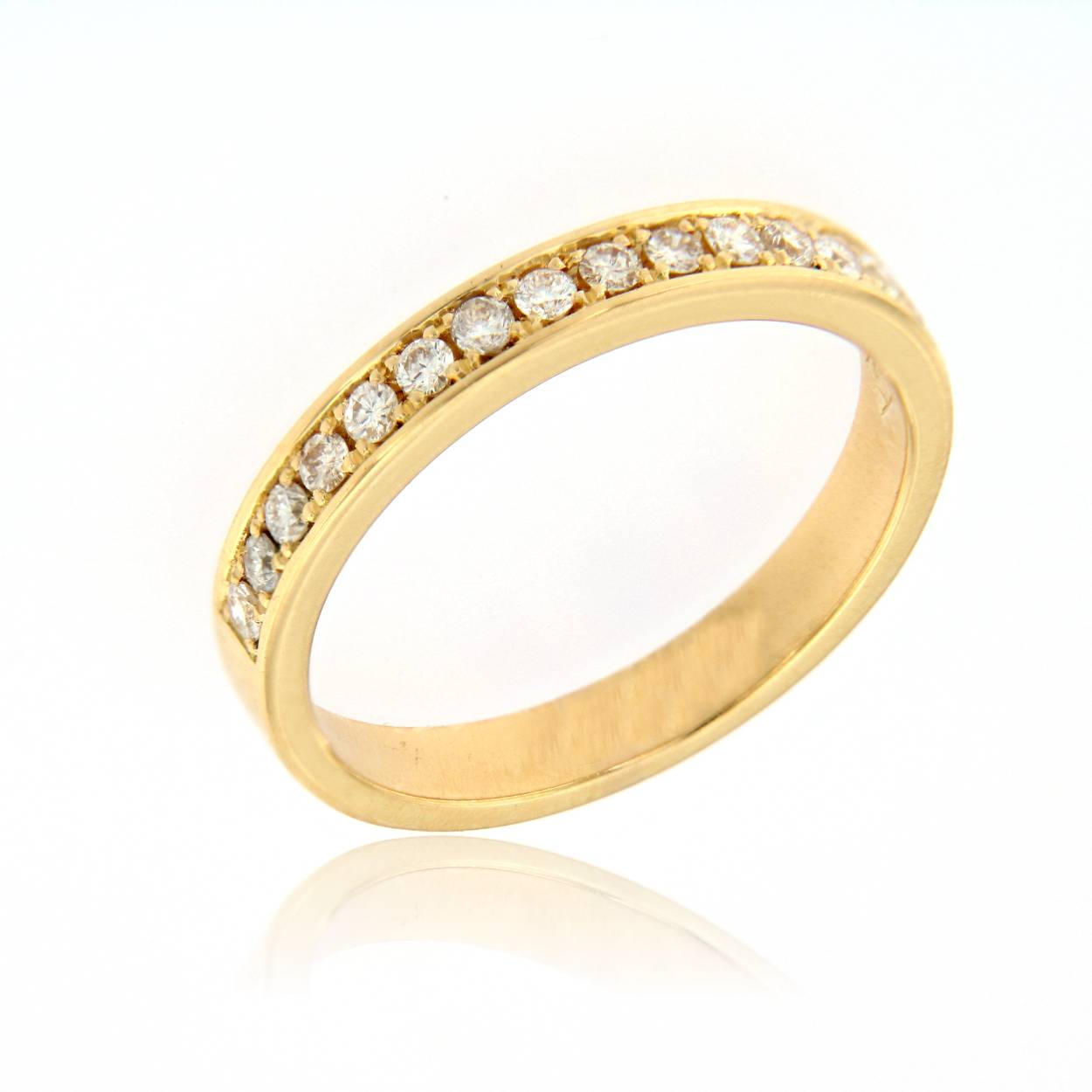 Geel gouden 18 karaat ring pavé zetting met 0.24ct briljant
