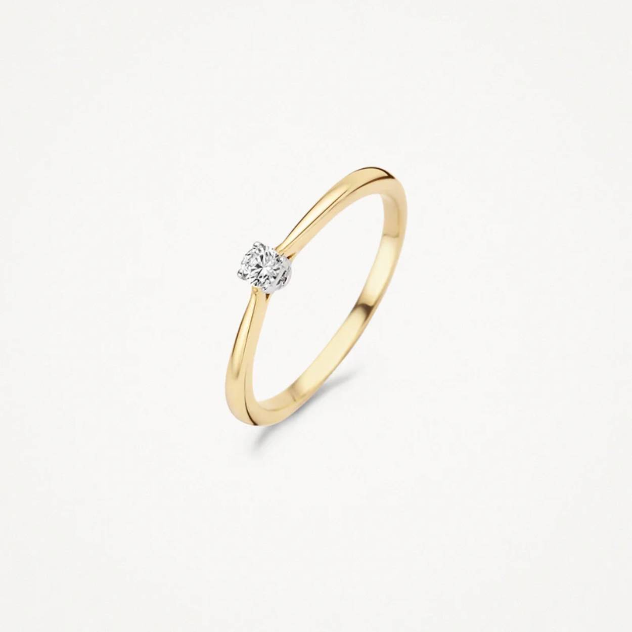 Een zirkonia in chatonzetting siert deze elegante ring van 14k wit -en geelgoud. De band is 1,8 mm breed en de steen heeft een doorsnede van 3 mm. Leuk om te mixen en matchen met andere ringen uit onze collectie.