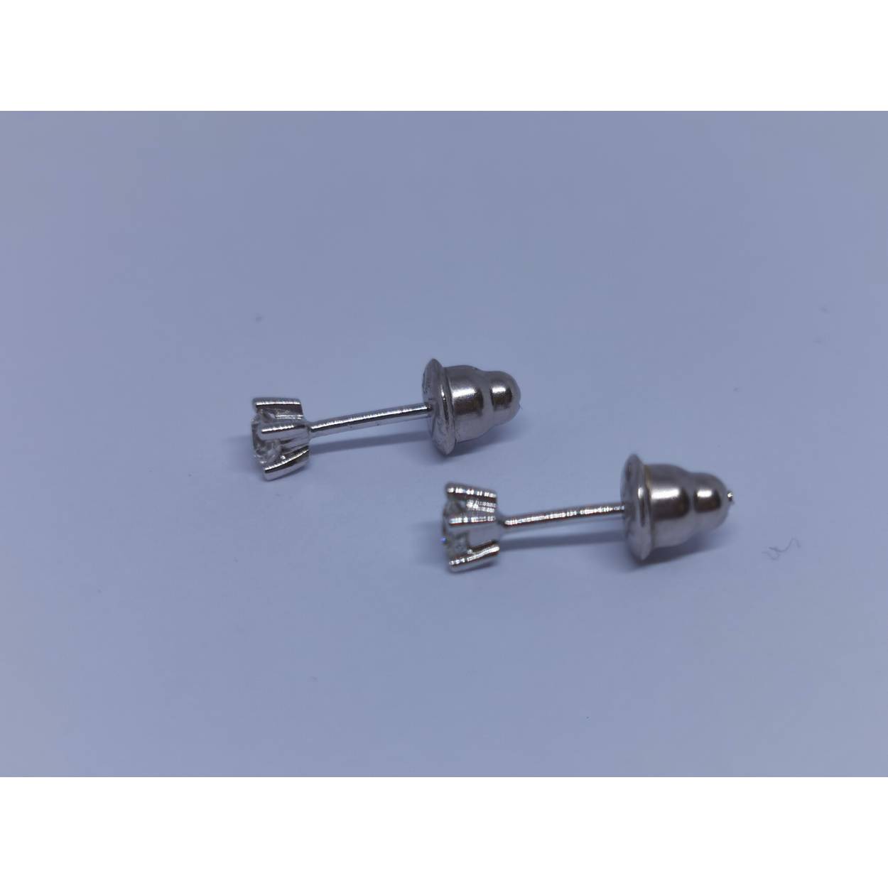 18 karaat gouden solitair diamant oorstekers 

Diamant briljant geslepen 
0.28 crt vsi1 kleur d
0.6 gram