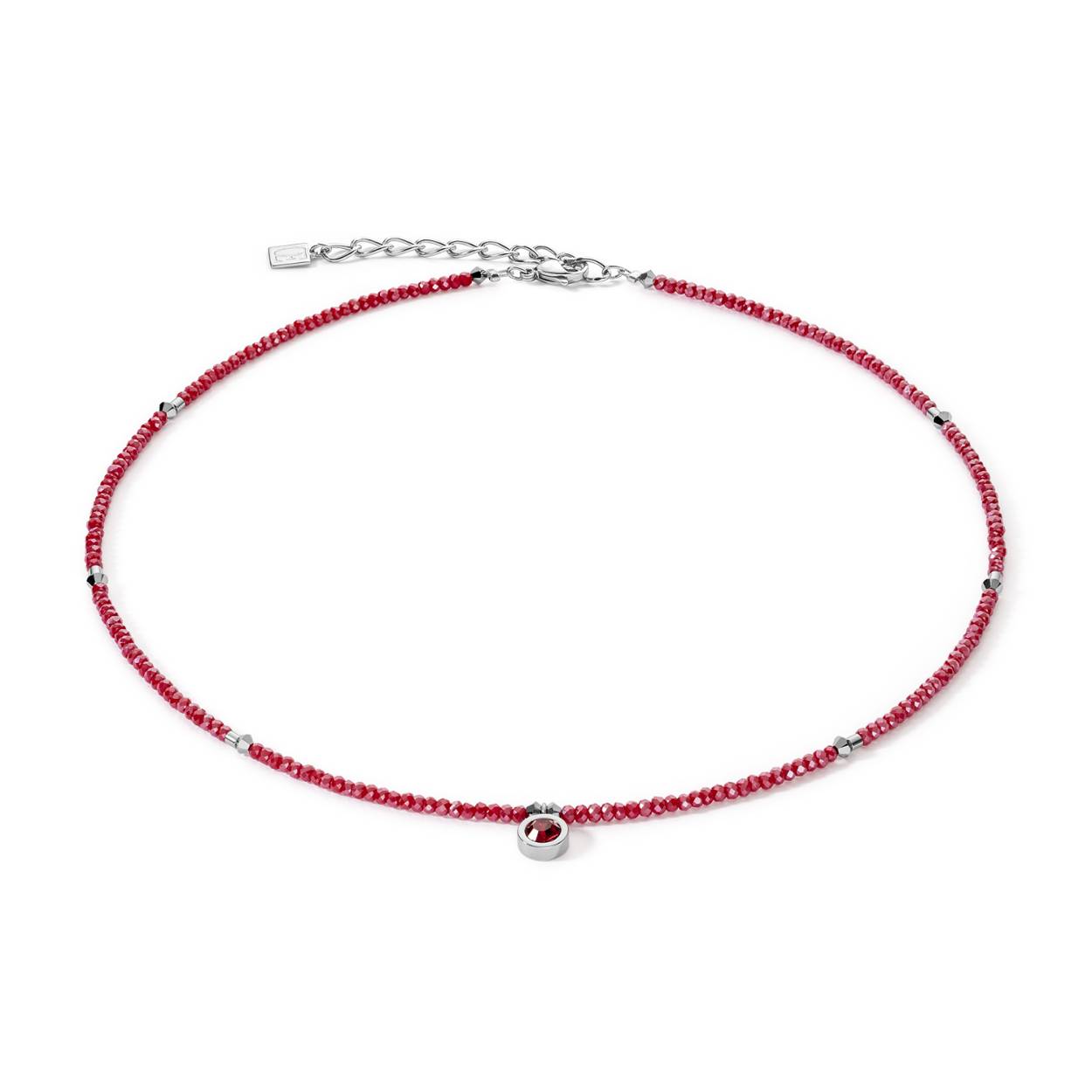 Coeur de Lion staat bekend om hun prachtige kleurencombinaties, unieke vormgegeven sieraden en perfecte kwaliteit.

Edelstaal met rode kristallen, lengte 47 cm