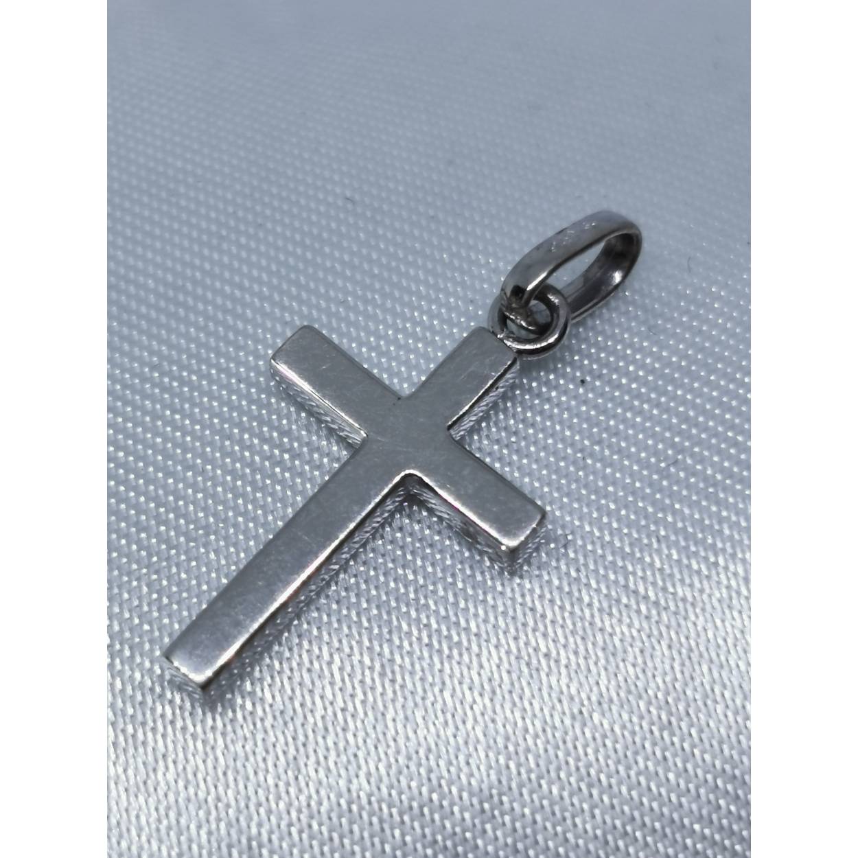 18 Karaat wit gouden Kruis hanger. 
Leuk te combineren met een wit gouden collier uit onze brede assortiment!