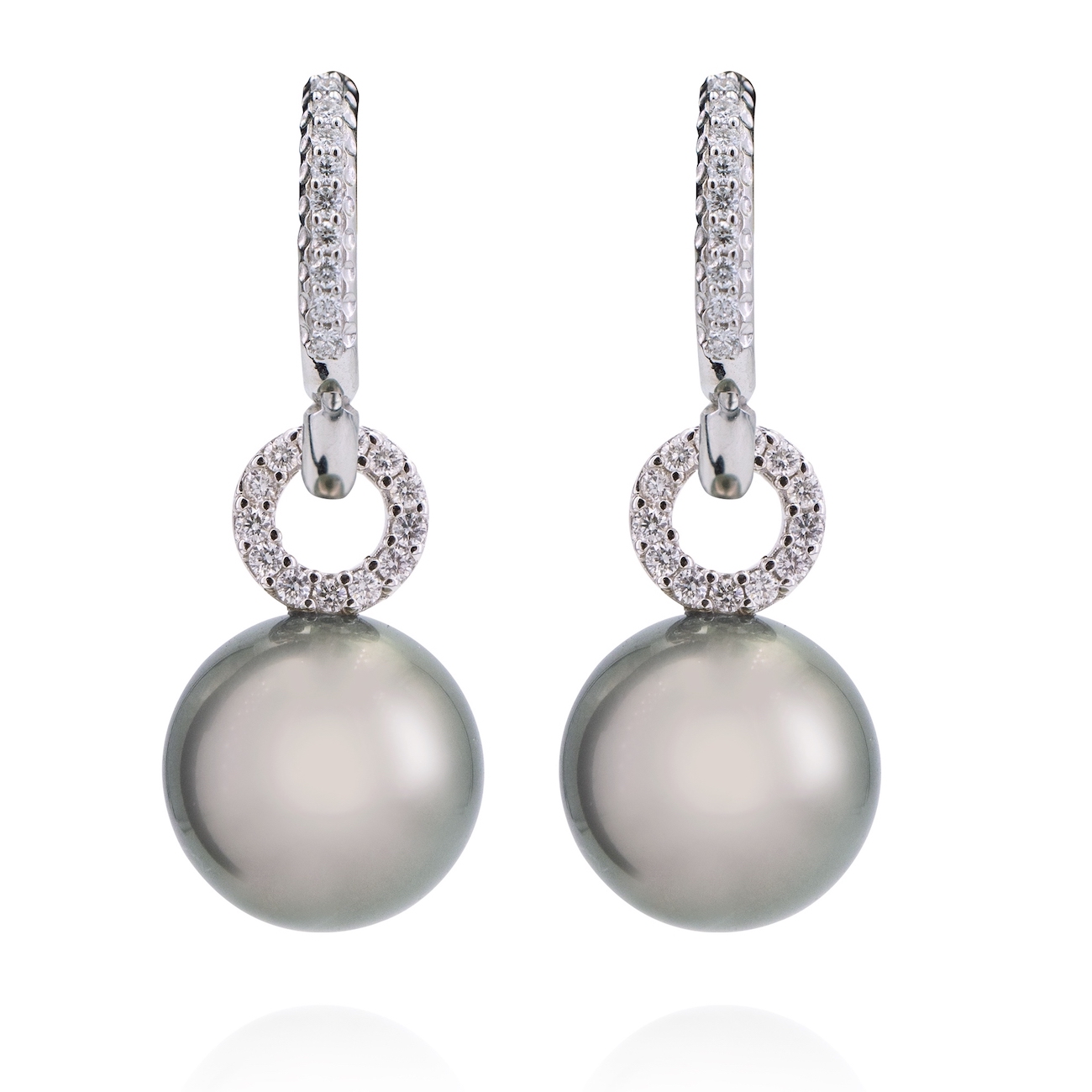 BOUCLES D&rsquo;OREILLES OR BLANC 18K ,DIAMANTS 0,39GVS ET PERLES TAHITI 11MM