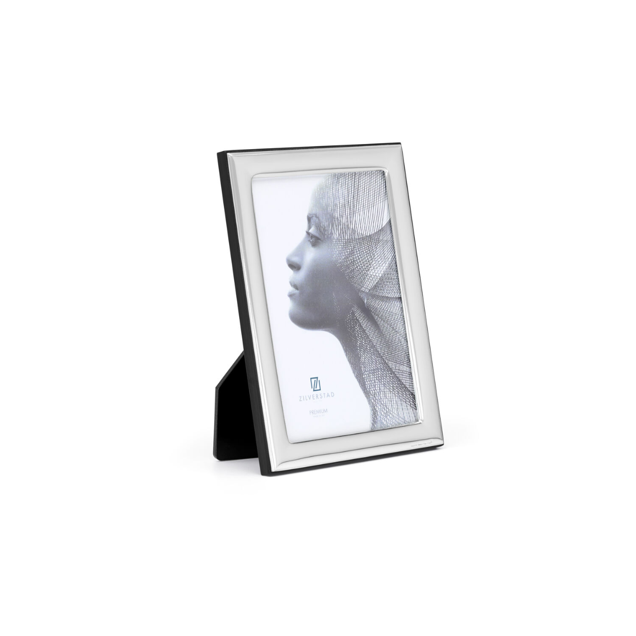 Zilverstad Premium is een collectie fotolijsten die op traditionele wijze in Italië wordt gemaakt. Alle fotolijsten zijn vervaardigd uit MIRO-SILVER®, een metaal met een oppervlaktebehandeling die een laag puur zilver 999,95 bevat. De coating heeft een grotere hardheid en biedt meer weerstand tegen oxidatie. De achterzijde van de fotolijsten is gemaakt van hout voor een luxe uitstraling. De Premium-collectie bevat modellen in diverse stijlen in de maten 10 x 15 cm en 13 x 18 cm.
