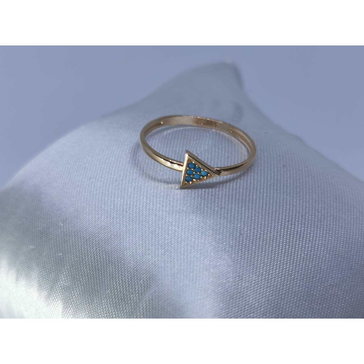 14 karaat geel gouden driehoek ring bezet met synthetisch briljant geslepen turquoise steen.