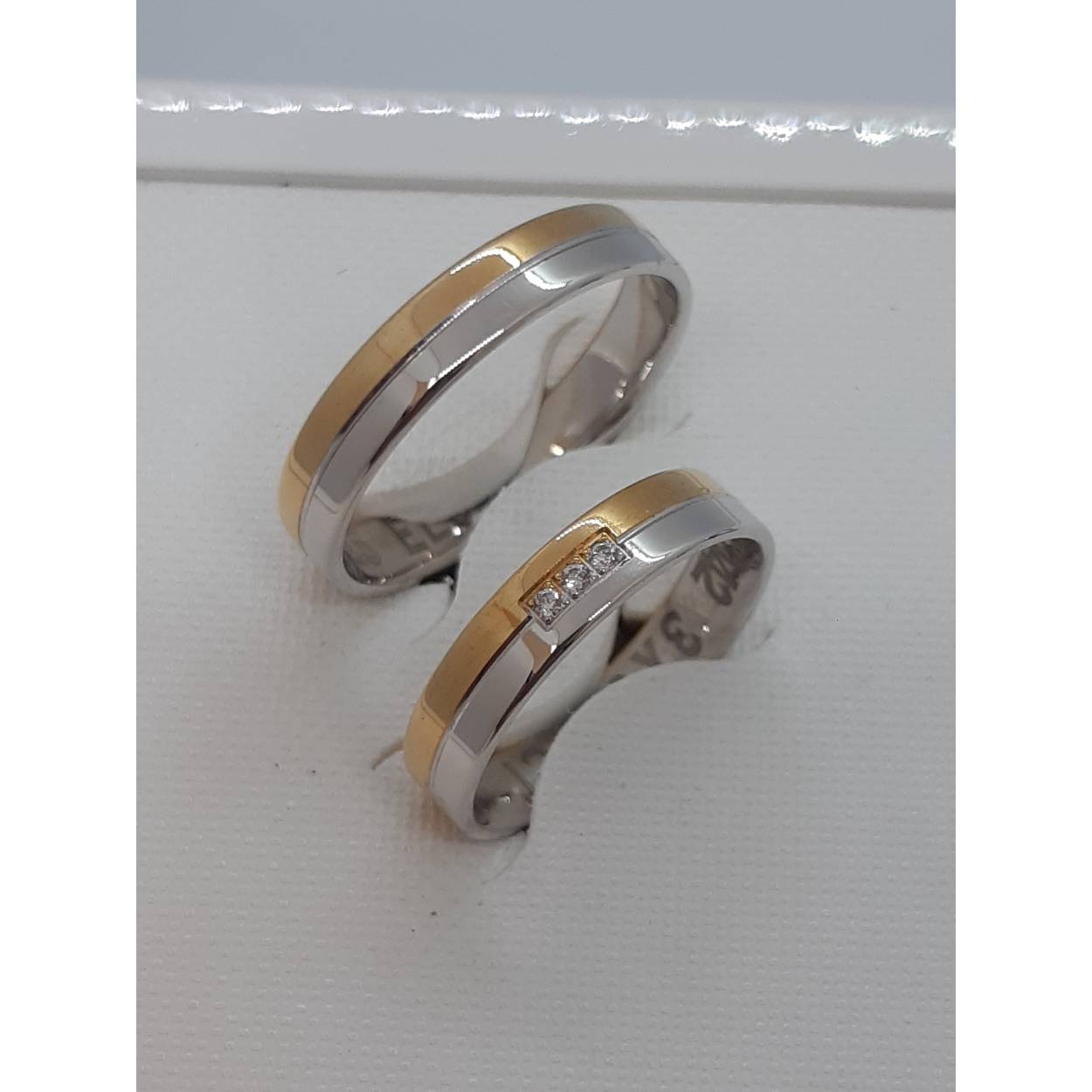 Mogelijk verschillende kleuren, Geelgoud, Witgoud, Rosé en ook zilver. Glans&matt  naar u keuze de prijs per paar