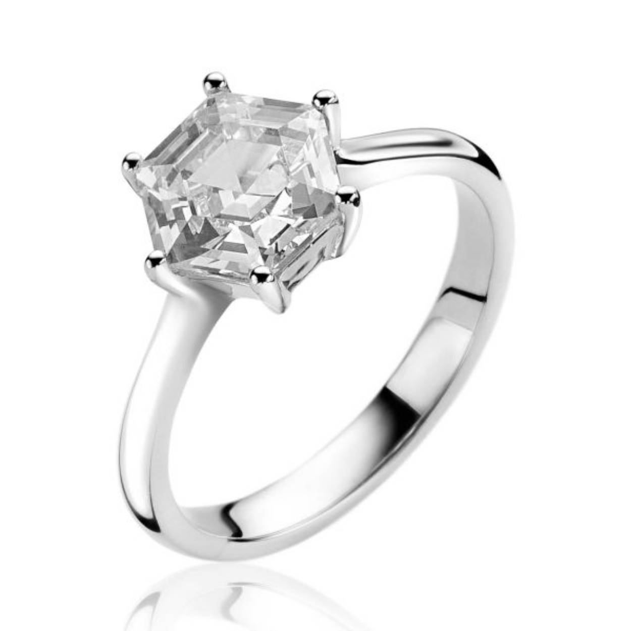 ZINZI zilveren ring met een schitterende facetgeslepen zirconia in zeshoek van 10mm. Deze sierlijke ring is uitstekend te combineren met de bijpassende hanger en oorknoppen. Ook verkrijgbaar in extra geel verguld met groene steen. Vervaardigd van eerste gehalte zilver (925) en voorzien van een extra rodiumlaag voor een langdurige glans.
