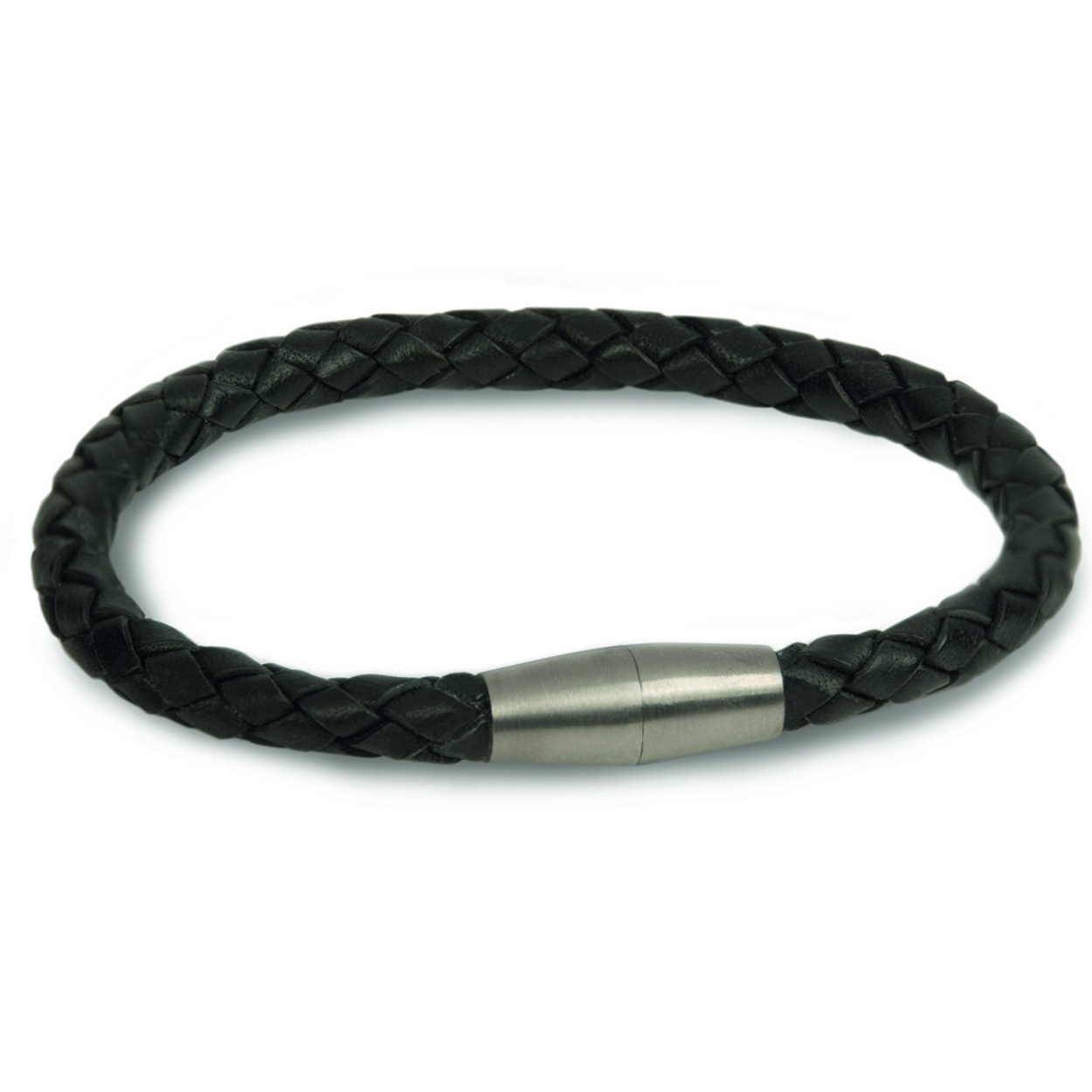 De prachtige sieraden van Boccia kenmerken zich door het gebruik van het lichte titanium en de prachtige afwerking. Deze prachtige zwart leder gevlochten armband 0347-01 van Boccia valt op door het prachtige gematteerde titaniumslot. Het leer heeft een dikte van 6.7 mm en een prachtige zwarte kleur het titanium slot heeft een doorsnede van 9 mm en heeft een prachtige zilver kleur. De stoere armband is verkrijgbaar in twee lengtes van 19 en 21 cm. Het sieraad wordt geleverd in een bijpassend merkdoos.