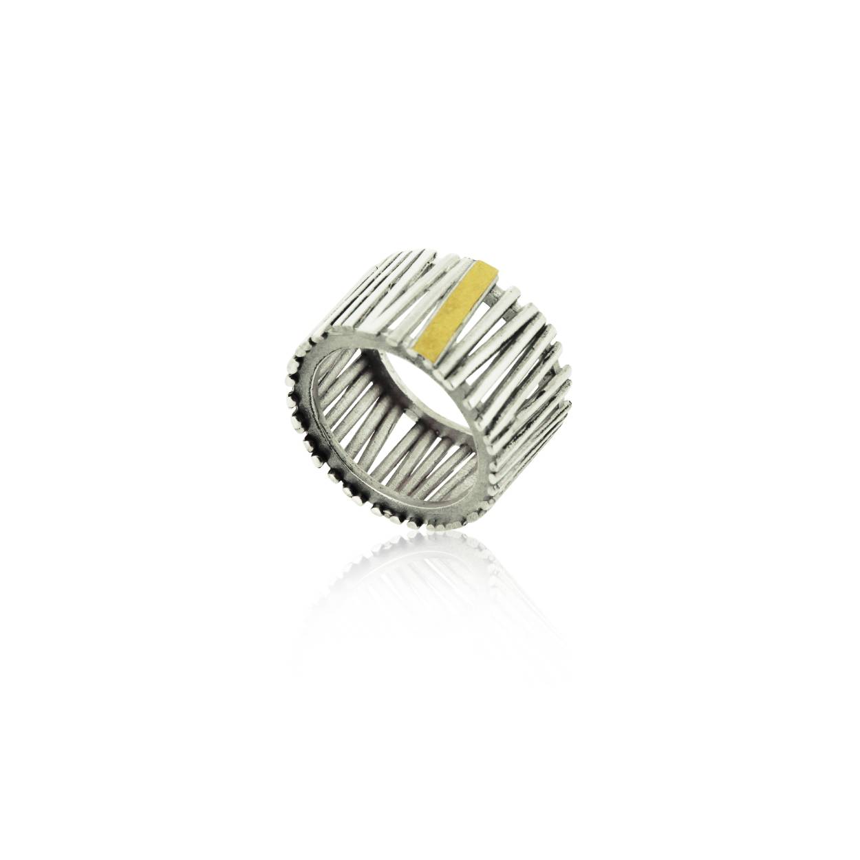 Zilveren staafjes ring met 18K gouden stukje.