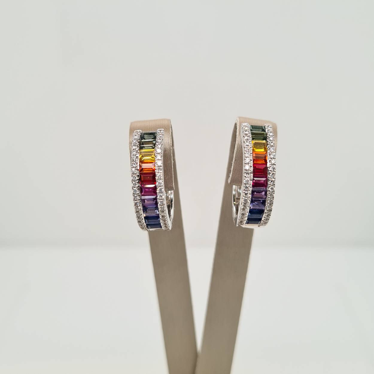 Prachtige witgouden oorsieraden gezet met diamant 76-0.33 G SI en regenboogsaffieren 20-1.98.
Tevens verkrijgbaar bijpassende ring, hanger en bangle armband.