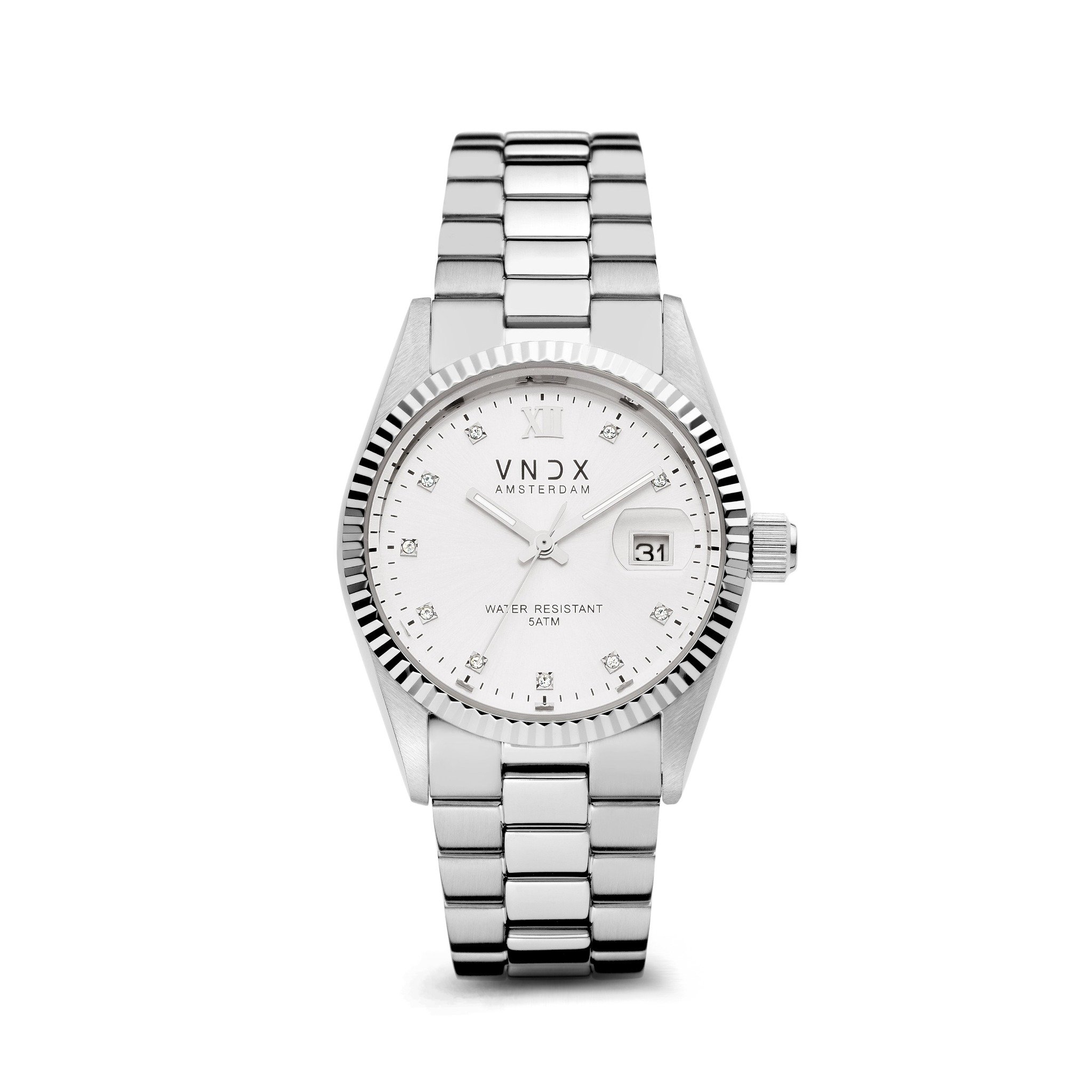 De Dare Devil Medium Zilver, het horloge dat tot in detail is gemaakt om perfect op je pols te vallen. De diameter van haar kast is 36 mm kwaliteit en daarmee de perfecte Medium. Met haar roestvrijstalen schakelband kun je de Dare Devil perfect aanpassen op jouw polsmaat, zo ben jij één met je horloge.

Haar elegante design zorgt ervoor dat je Dare Devil fungeert als een eyecatcher bij je outfit. Wanneer je haar van dichterbij ontdekt, zie je; “The Devil in the detail.” Haar sprankelende zilvere wijzerplaat is voorzien van een index met Swarovski steentjes.

Ben jij een Dare Devil die houd van feestjes of nachtelijke avonturen, ook dan zal de Dare Devil het perfecte horloge voor je zijn. Jouw Dare Devil is voorzien van lichtgevende wijzers, die zorgen voor een “Glow in the dark” effect. Zo zorgt je Dare Devil ervoor dat jij Never too late bent!

Wees jezelf, Creer je eigen stijl en kies je eigen pad! Just be a Dare Devil, It’s Never Too Late!