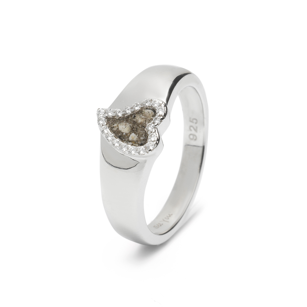 Zilveren damesring met hart omringd door zirkonium en zichtbare as - Maat 58 (verkrijgbaar van maat 50 t/m 62) - Verkrijgbaar in zilverkleur, goudkleur of rosékleur - Ook verkrijgbaar in 18 kt goud - De kleur waar de as in verwerkt zit kan je zelf kiezen - Meer info in de gedetailleerde beschrijving.