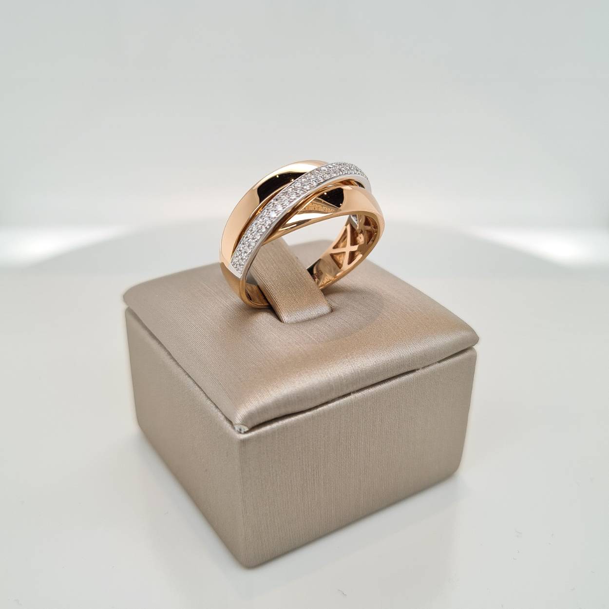 Prachtige 14krt bicolor rose- en witgouden ring met diamant 0,23crt H SI. De maat van de ring is 56 (17 3/4). Heeft u een andere maat neem dan gerust contact met ons op.