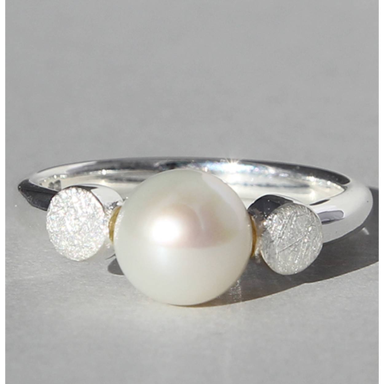 Zilveren ring met zoetwater parel mt 56