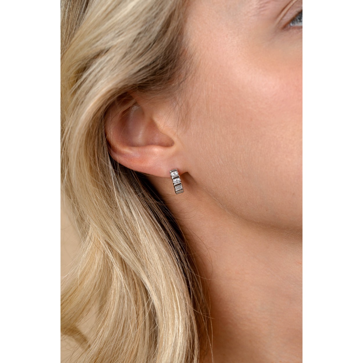 ZINZI zilveren oorringen (13x4mm) met gladde ovale elementen en afgewisseld met chatonzettingen van twee witte zirkonia's. Met luxe en gemakkelijke klapsluiting. Maak je look compleet met bijpassende ring en armband!Vervaardigd van eerste gehalte zilver (925) en voorzien van een extra rodiumlaag voor een langdurige glans.