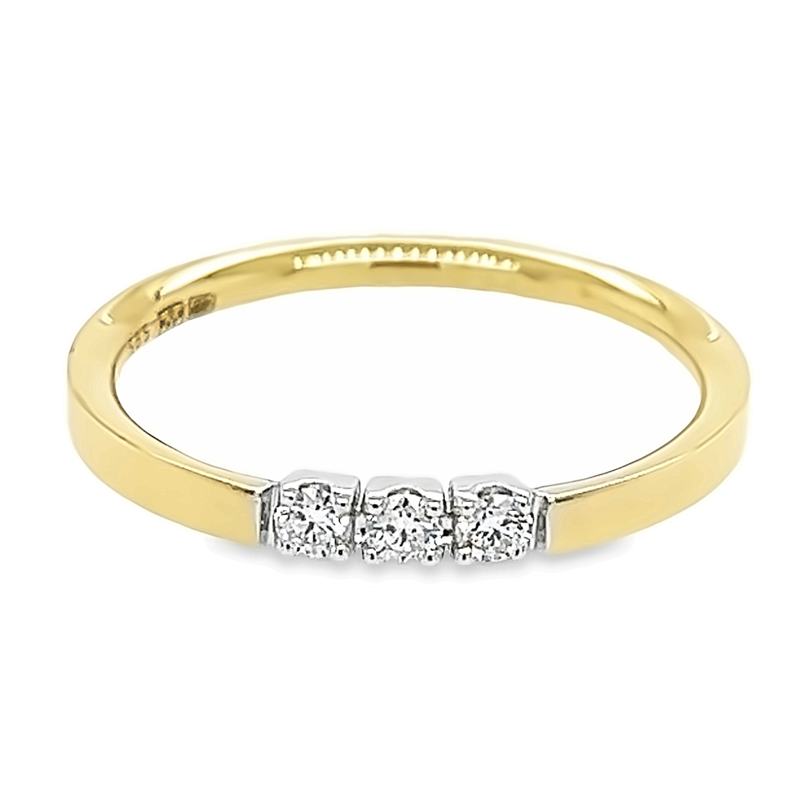 Deze geel gouden ring heeft een werkelijk schitterende uitstraling. De briljant geslepen diamanten zorgt voor deze prachtige schittering. Het totaal karaat gewicht is 0,15. De zetpoten zijn van bovenaf en vanaf de zijkant witgoud van kleur waardoor de briljant schittering extra mooi wit van kleur is. Deze ring is erg solide gemaakt en de scheen is erg stevig.