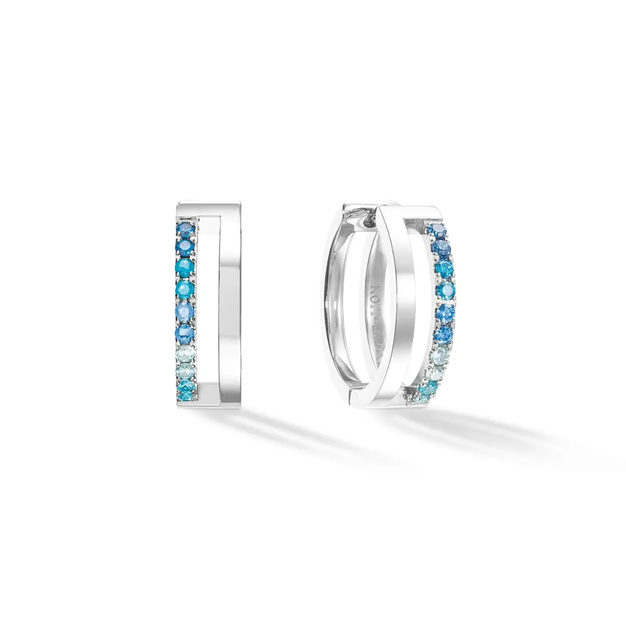 Ontdek de fascinatie van de ETERNAL UNITY oorringen uit de Essentials-collectie, waar moderne verfijning en tijdloze romantiek samenkomen. Deze betoverende serie bestaat uit oorbellen, armbanden en ringen, waarbij elk stuk op kunstzinnige wijze de essentie van eeuwige liefde en verbinding belichaamt. De sieraden bestaan ​​uit twee parallelle banden, de ene glad en gepolijst, die de kracht en zuiverheid van een duurzame band weerspiegelen, de andere is versierd met sprankelende zirkonia kristallen.