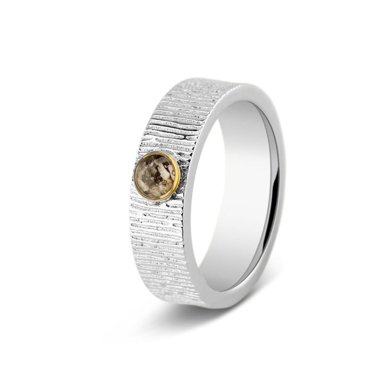 Zilveren ring met gouden askamer op maat 18.5. Dit gedenksieraad wordt door ons, desgewenst in uw bijzijn, gevuld met een vulling van hars en as. Ook de kleur wordt dan in samenspraak met u samengesteld.