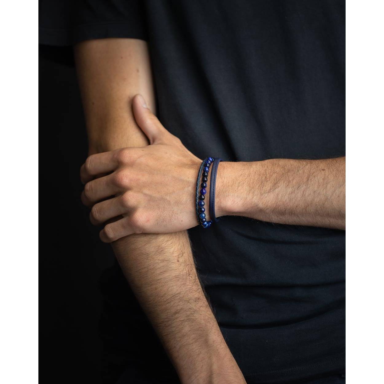  De Triple Blue armband is gemaakt van echt Italiaans nappaleer en elegante 6 mm Tiger Eye-stenen uit Zuid-Afrika. Tiger Eye wordt vaak de Warrior Stone genoemd. Het is een krachtige steen die je beschermt tegen negatieve invloeden van buitenaf. Het wordt ook geacht moed, kracht en doorzettingsvermogen te vergroten.