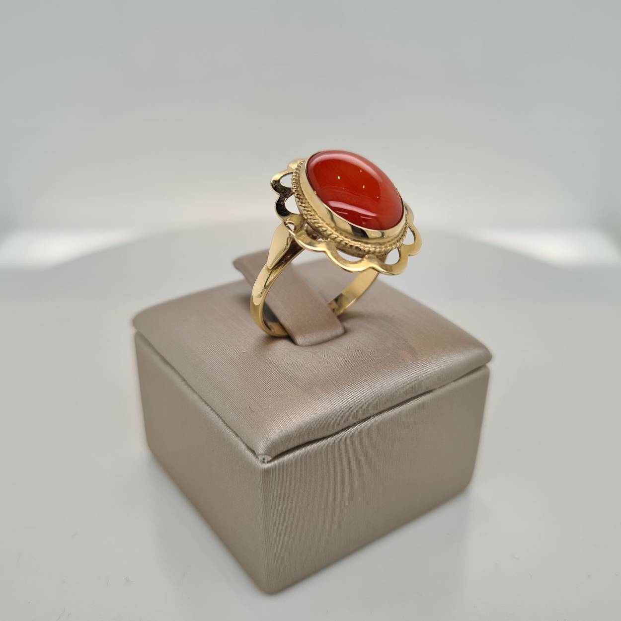 Ring 14 karaat goud gezet met echte bloedkoralen. De ring is in maat 18.5.