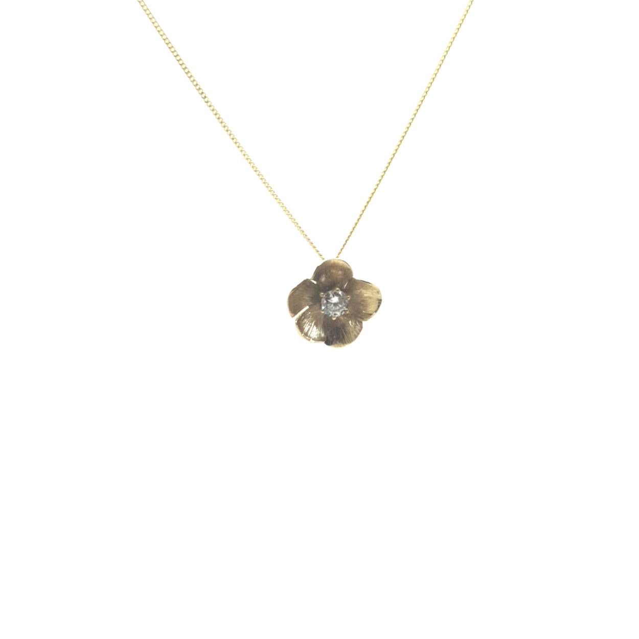Speciaal voor de fleurige dragers! De bloesem hanger was in het zilver al een groot succes, maar nu is deze ook verkrijgbaar in het goud! Geniet het hele jaar door van de prachtige ontluikende bloesem. Daar wordt je toch vrolijk van. Deze hanger wordt los verkocht of wil je er een bijpassende ketting van zilver bij bestellen?

Maak een afspraak en kom deze sierlijke hanger eens passen! Of bestel haar gelijk, dan sturen we deze mooi verpakt naar je toe.

