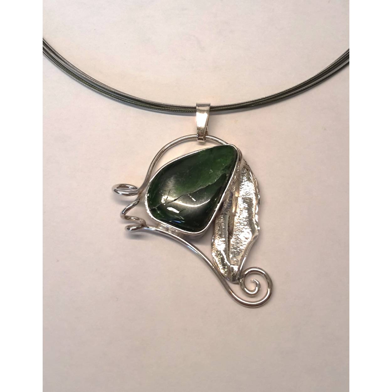 Buttner Schmuck handgemaakte sieraden vervaardigd in een klein atelier uit de Harz, zilver hanger met Chroomdiopsiet en met staaldraad