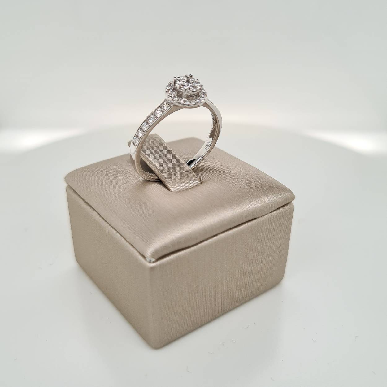 Prachtige 14krt witgouden ring met diamant, 37-0,36crt H Si. De maat van de ring is 55 (17 1/2). Heeft u een andere maat, neem dan gerust contact met ons op.